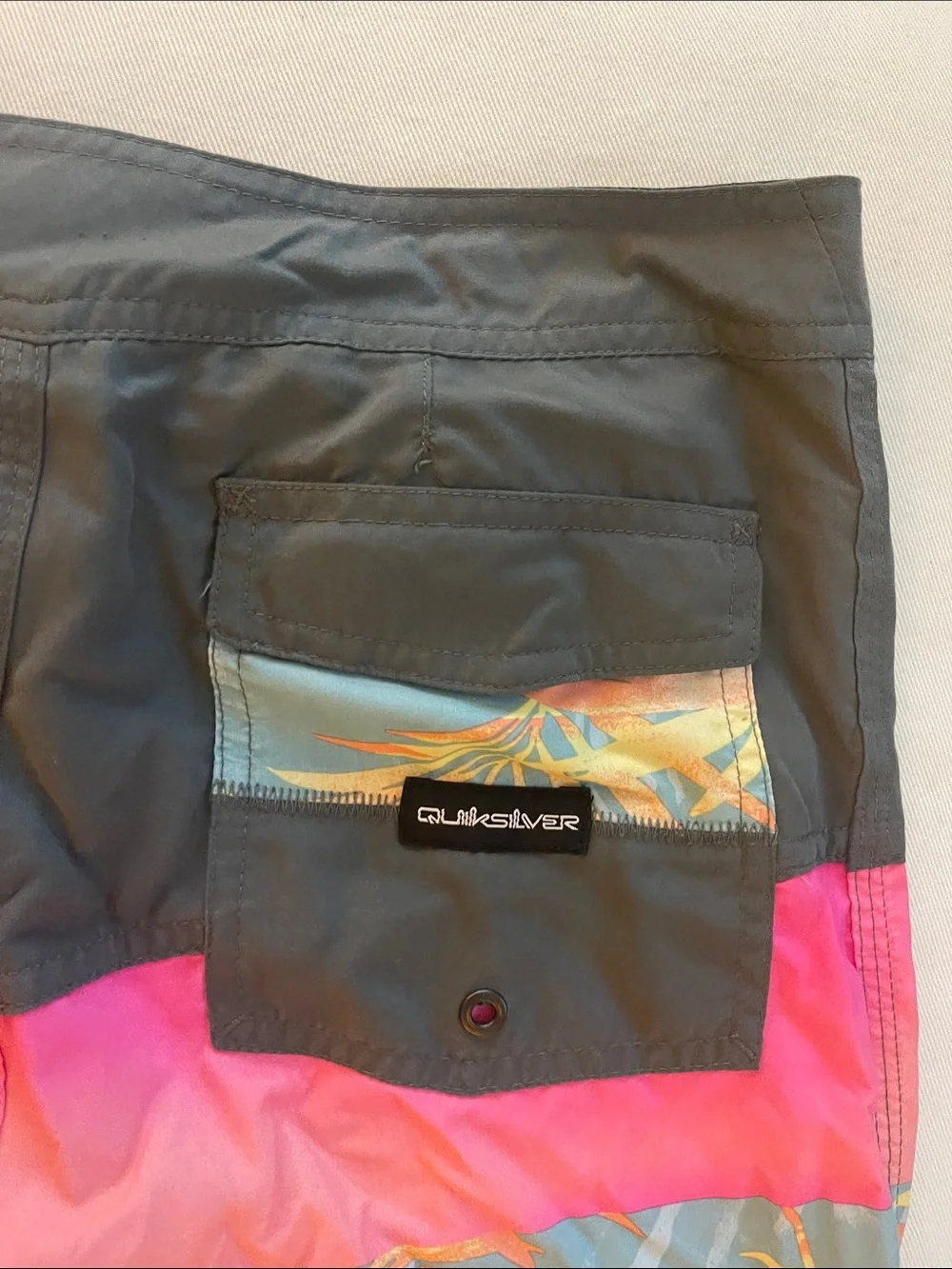 Quiksilver Size 28/14 Tropical Swim Trunks in Black, Pink & Teal